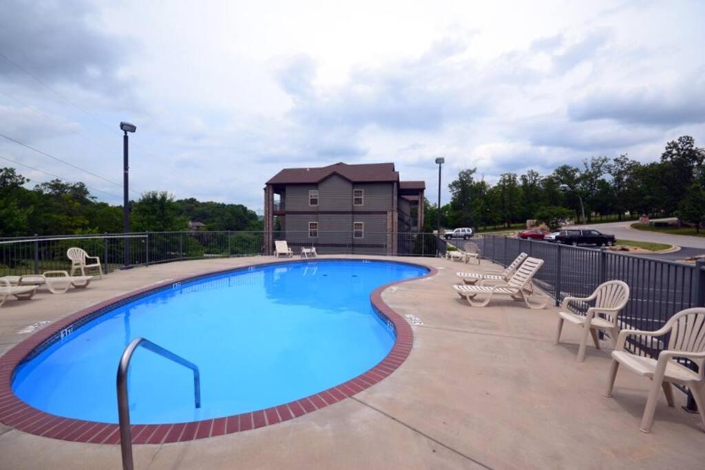 Couples Condo Retreat Overlooking Golf Course Branson West Exterior photo